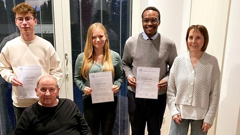 Bei der Übergabe der Urkunden (hinten von links): Linus Baumann, Mia Stephanie Pfriem, Bennedictus Chingodza, Marlene Weiß (Stiftungsvorstand), Siegfried Weiß (vorne links, Stiftungsvorstand).