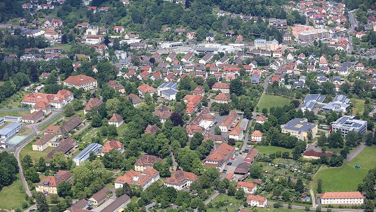 Das Bezirkskrankenhaus Lohr mit der Forensik am linken Bildrand und dem parkähnlichen Gelände. Vergangene Woche gab es ein erstes Treffen mit Arbeitgebern aus der Region. Das Bezirkskrankenhaus Lohr mit der Forensik am linken Bildrand und dem parkähnlichen Gelände. Vergangene Woche gab es ein erstes Treffen mit Arbeitgebern aus der Region.