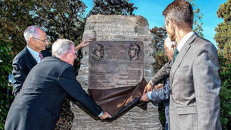 Enthüllung am Gedenkstein im Châteaudunpark mit Fritz Schäfer (Bild von links), Georg Kreiner, Otto G. Schäfer und Oberbürgermeister Sebastian Remelé. Von der Familie Sachs war niemand zur Einweihungsfeier erschienen. Enthüllung am Gedenkstein im Châteaudunpark mit Fritz Schäfer (Bild von links), Georg Kreiner, Otto G. Schäfer und Oberbürgermeister Sebastian Remelé. Von der Familie Sachs war niemand zur Einweihungsfeier erschienen.