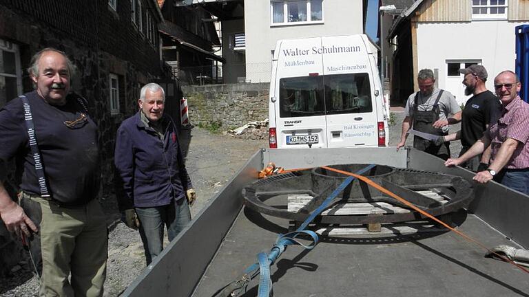 Das unscheinbar wirkende Antriebsrad der Braunsmühle ist ausgebaut, die Handwerker sind erst einmal zufrieden. Das Bild zeigt (von links): Günter Popeskul und Wolfgang Strokosch und Walter Schuhmann zwei seiner Mitarbeiter.