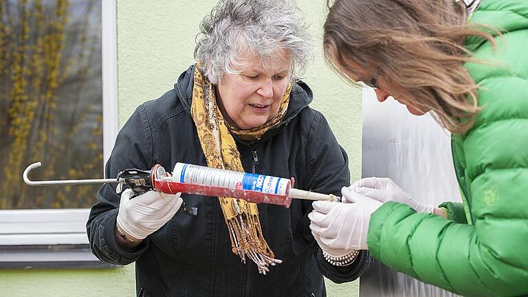 Wird der Kleber halten, mit dem die Keramikteile auf die Stelen und den Brunnen angebracht werden? Barbara Rowshan (links), Leiterin der Keramikabteilung in der Bentheim-Werkstatt, und Jule Schlüter, Mitarbeiterin der Bentheim-Werkstatt. Wird der Kleber halten, mit dem die Keramikteile auf die Stelen und den Brunnen angebracht werden? Barbara Rowshan (links), Leiterin der Keramikabteilung in der Bentheim-Werkstatt, und Jule Schlüter, Mitarbeiterin der Bentheim-Werkstatt.