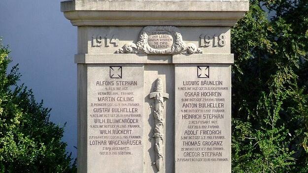 Das Kriegerdenkmal in Humprechtshausen mit St. Georg, dem Drachentöter.