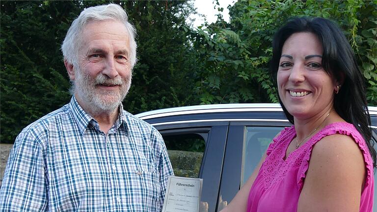 Beruhigend: Fahrlehrerin Nicole Starkmann gab mir den Führerschein zurück.