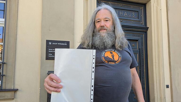 Wigbert Baumann steht vor dem Rathaus und ärgert sich über die Stadt, weil sein Wohngeldantrag einfach nicht bearbeitet wird. Wigbert Baumann steht vor dem Rathaus und ärgert sich über die Stadt, weil sein Wohngeldantrag einfach nicht bearbeitet wird.
