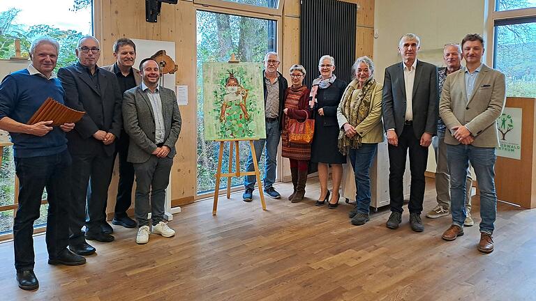 Freuten sich über eine gelungene Auftaktveranstaltung zur Ausstellung „Entdeckungen“: (von links) Hans Winzlmeier (Panflöte), Werner Lother (Klavier), Kurt Krause, Daniel Vinzens (Bürgermeister Markt Ebrach), Raimund Schemmel, Jutta Keller und Marlene Ludwig von den Schwebheimer Theaterkracken, Doris Paul (stellvertretende Landrätin Landkreis Kitzingen), Thomas Vizl (stellvertretender Landrat Landkreis Schweinfurt), Laudator Adrian Neus und&nbsp; Louis Kalikstein (forstlicher Leiter Steigerwald-Zentrum).