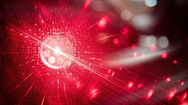 Laserpointer sind kein Spielzeug - schon ein kurzer Kontakt des Lasers mit den Augen kann die Netzhaut schwer verletzen. Laserpointer sind kein Spielzeug - schon ein kurzer Kontakt des Lasers mit den Augen kann die Netzhaut schwer verletzen.