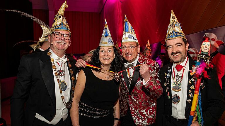 Viele Orden an einem Ort: KiKaG-Präsident Rainer Müller (von links), das neue Schnappmaul Ines Procter, ihr Vorgänger Volker Heißmann und Zeremonienmeister Franz Hildebrand. Viele Orden an einem Ort: KiKaG-Präsident Rainer Müller (von links), das neue Schnappmaul Ines Procter, ihr Vorgänger Volker Heißmann und Zeremonienmeister Franz Hildebrand.