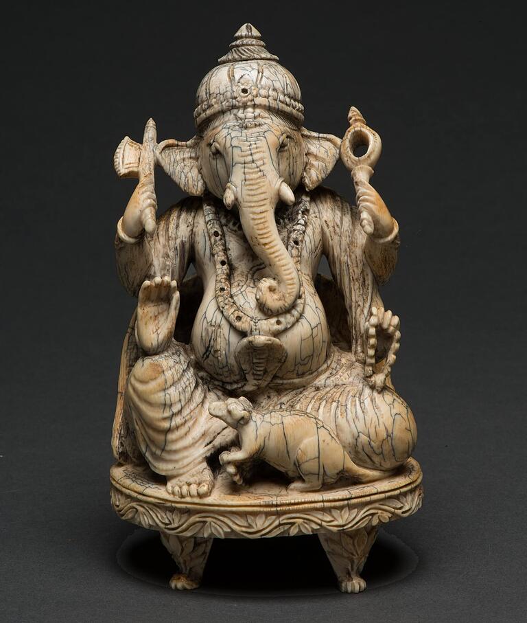 Der Elefanten-Gott Ganesha, geschnitzt aus Elfenbein, 18. oder 19. Jahrhunert. Zu seinen Füßen die Maus als seine Begleiterin. Im echten Leben fürchten sich Elefanten übrigens tatsächlich vor Mäusen. Der Elefanten-Gott Ganesha, geschnitzt aus Elfenbein, 18. oder 19. Jahrhunert. Zu seinen Füßen die Maus als seine Begleiterin. Im echten Leben fürchten sich Elefanten übrigens tatsächlich vor Mäusen.