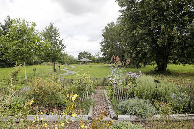 Ein Garten, der Insekten, Vögeln und anderen Tieren Lebensräume und Nahrung bietet. Ein Garten, der Insekten, Vögeln und anderen Tieren Lebensräume und Nahrung bietet.
