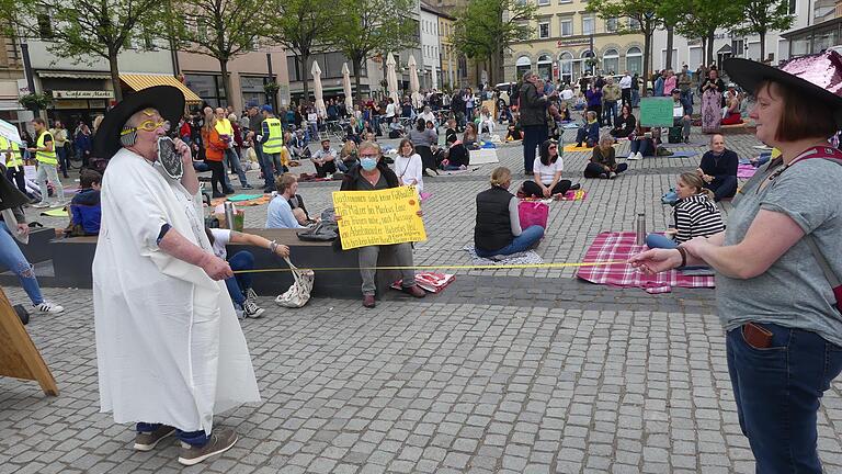 Protest auf dem Marktplatz: Über 300 Demonstranten präsentierten mit Plakaten und Meditation ihre Sicht der Corona-Krise. Diese 'Hexen' hatten ihre eigenen Abstandshalter mitgebracht.