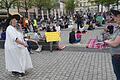 Protest auf dem Marktplatz: Über 300 Demonstranten präsentierten mit Plakaten und Meditation ihre Sicht der Corona-Krise. Diese 'Hexen' hatten ihre eigenen Abstandshalter mitgebracht.