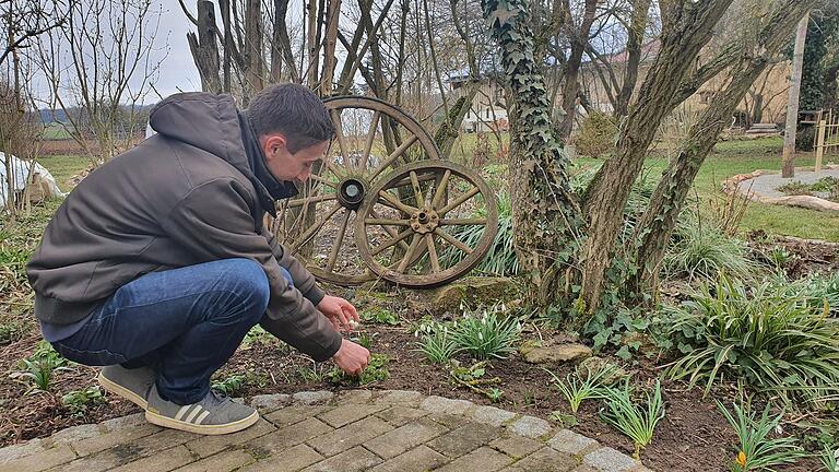 Warum nicht auch alte Wagenräder ins Beet drapieren? Landschaftsgärtner Klaus Scheder verbindet gerne künstlerische Elemente mit Handwerk.