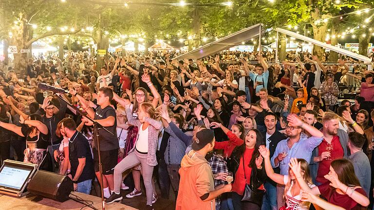 So könnte es heuer wieder aussehen beim Volkacher Weinfest: Mit viel Begeisterung wurde am Weinfest-Freitag 2019 vor der Bühne gefeiert.