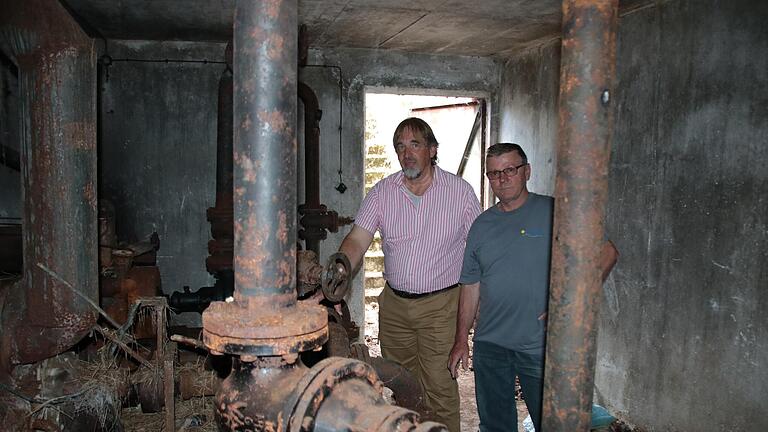 Stadtbaumeister Detlef Mohr und Manfred Schneider von den Stadtwerken im Erdbunker mit alten Pumpen       -  Stadtbaumeister Detlef Mohr und Manfred Schneider von den Stadtwerken im Erdbunker mit alten Pumpen