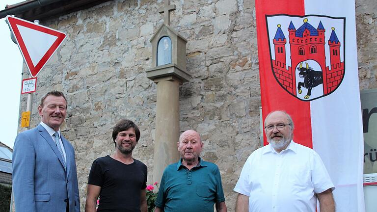 Der restaurierte Bildstock in Kleinochsenfurt wurde nun gesegnet. Bürgermeister Peter Juks (von links), Steinmetzmeister Roland Mark, Alois Grünewald, Pfarrer Oswald Sternagel