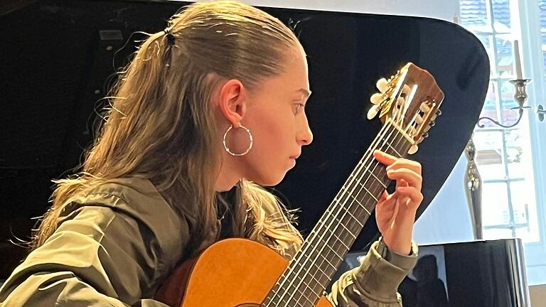 Leonie Blum aus Bad Neustadt vertritt den Landkreis beim finalen Bundeswettbewerb Jugend musiziert in Lübeck.