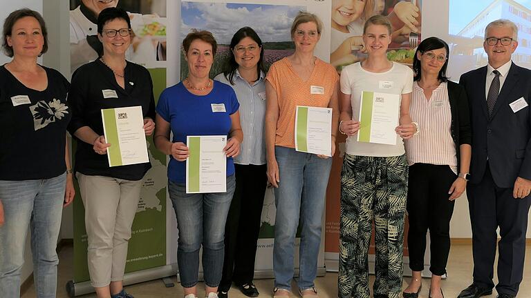 Bei der Urkundenübergabe für die erfolgreiche Teilnahme am Coaching Schulverpflegung (von links):  Monika Herrmann und Christine Gehringer (Schulzentrum Haßfurt), Martina Binzenhöfer (AWO Ebern), Christine Zehnter (AELF Würzburg), Hiltrud Drachenberg (Schulverpflegungs-Coach), Lisa Heil und Steffi Knöpke (Mittagsbetreuung Ebelsbach), und Hubert Bittlmayer Amtschef des StMELF.