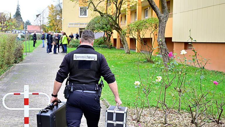 Mann stirbt nach Schuss aus Polizeiwaffe       -  Vor Ort wurden Spuren gesichert.