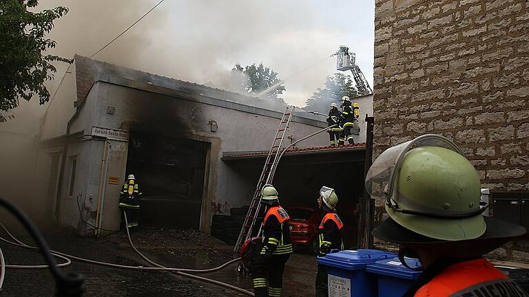 Werkstatt steht in Flammen - Feuerwehreinsatz in der Inneren Sulzfelder Straße: Am Donnerstag ist gegen 15 Uhr ein Feuer in einer Hydraulik-Service-Werkstatt ausgebrochen. Innerhalb kurzer Zeit stand das Gebäude im Hinterhof einer ehemaligen Wachsfabrik in Flammen. Feuerwehren aus Kitzingen, Sickershausen, Hohenfeld und Repperndorf waren mit Drehleiter und schwerem Atemschutz über zwei Stunden im Einsatz. Die Brandursache steht noch nicht fest. Derzeit geht man vor Ort davon aus, dass es beim Abpumpen von Benzin aus einem Auto durch einen Funkenflug zu dem Feuer gekommen ist. Die Werkstatt ist komplett ausgebrannt. Die Höhe des Schadens steht noch nicht fest. Die Löscharbeiten und die Ermittlungen laufen noch.Feuerwehreinsatz in der Inneren Sulzfelder Straße: Mit Drehleiter und schwerem Atemschutz war die Feuerwehr im Einsatz. Werkstatt steht in Flammen - Feuerwehreinsatz in der Inneren Sulzfelder Straße: Am Donnerstag ist gegen 15 Uhr ein Feuer in einer Hydraulik-Service-Werkstatt ausgebrochen. Innerhalb kurzer Zeit stand das Gebäude im Hinterhof einer ehemaligen Wachsfabrik in Flammen. Feuerwehren aus Kitzingen, Sickershausen, Hohenfeld und Repperndorf waren mit Drehleiter und schwerem Atemschutz über zwei Stunden im Einsatz. Die Brandursache steht noch nicht fest. Derzeit geht man vor Ort davon aus, dass es beim Abpumpen von Benzin aus einem Auto durch einen Funkenflug zu dem Feuer gekommen ist. Die Werkstatt ist komplett ausgebrannt. Die Höhe des Schadens steht noch nicht fest. Die Löscharbeiten und die Ermittlungen laufen noch.Feuerwehreinsatz in der Inneren Sulzfelder Straße: Mit Drehleiter und schwerem Atemschutz war die Feuerwehr im Einsatz.