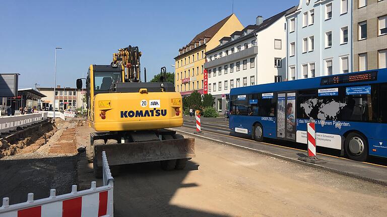 Entlang der Baustelle in der Stresemannstraße am Hauptbahnhof wird der Verkehr im Moment zweispurig vorbeigeleitet. Ende des Jahres soll alles fertig sein.