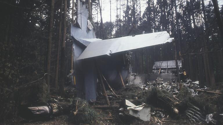 Der Transallabsturz am 11. Mai 1990 im Wald bei Rodenbach. Eine Schneise der Verwüstung zog sich durch den Wald bei Rodenbach.&nbsp;