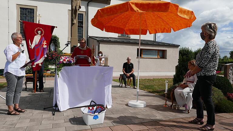 Luise Ullrich aus Oberspiesheim dekoriert seit über 25 Jahren die St. Bartholomäus Kirche in Oberspiesheim. Das Bild zeigt (von links) Heidi Reißner, Pfarrer Thomas Amrehn und Luise Ullrich.