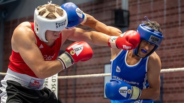 Als Boxer muss Mohammad Shadab (rechts, im Kampf mit dem Nürnberger Stefan Schlögel) einstecken und austeilen können.