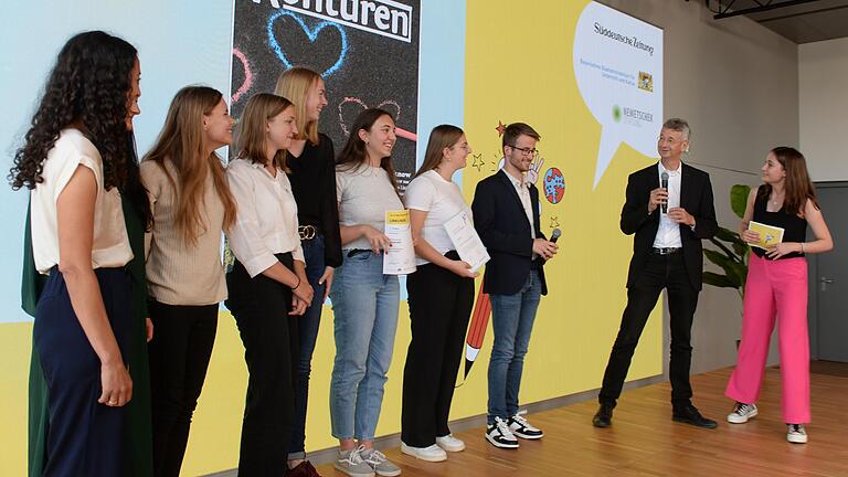 Platz eins in Bayern unter den Gymnasien. Kultusminister Michael Piazolo (Zweiter von rechts) und die ehemalige Landesschülersprecherin Marlena Thiel (rechts) übernehmen die Siegerehrung. Ein Teil der Redaktion der 'Konturen' (von links): Christine Maier Fürsich , Jule Benkert, Sabrina Leeb, Laura Wolf, Laura Schmitkel, Emilia Will und Philipp Wohlfart. Platz eins in Bayern unter den Gymnasien. Kultusminister Michael Piazolo (Zweiter von rechts) und die ehemalige Landesschülersprecherin Marlena Thiel (rechts) übernehmen die Siegerehrung. Ein Teil der Redaktion der 'Konturen' (von links): Christine Maier Fürsich , Jule Benkert, Sabrina Leeb, Laura Wolf, Laura Schmitkel, Emilia Will und Philipp Wohlfart.
