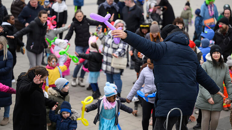 Kinderfasching Heuchelhof       -  Dino De Marco animiert am Rosenmontag (12.02.24) am Heuchelhof in Würzburg Kinder und Eltern zum Tanzen. Das städtische Quartiersmanagement, die mobile Jugendarbeit, der Bürgerverein und viele mehr haben zu einem Kindergaudiwurm eingeladen.