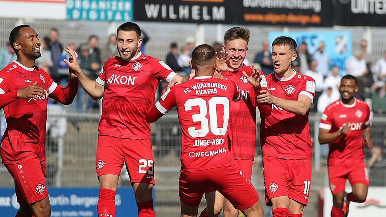 Die Würzburger Kickers (von links Saliou Sane, Dominik Meisel, Benyas Junge-Abiol, Fabian Wessig, Maximilian Zaiser und Fabrice Montcheu) wollen am Samstag den Einzug ins bayerische Pokalfinale bejubeln.