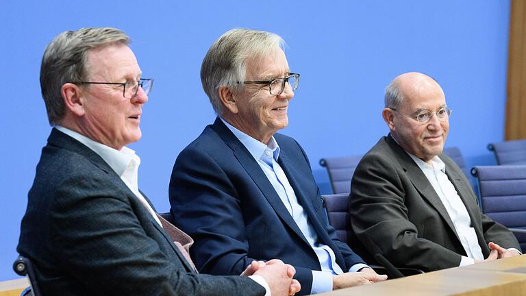 Pressekonferenz Die Linke zur Mission 'Silberlocke“       -  In der Bundespressekonferenz zeigten sich die künftigen Direktkandidaten Bodo Ramelow, Dietmar Bartsch und Gregor Gysi recht siegesgewiss.