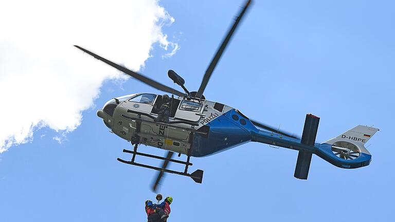 Polizeihubschrauber - Bergwacht und Polizei holten vier junge Menschen nachts von einem Berg in Oberbayern. (Symbolbild) Polizeihubschrauber - Bergwacht und Polizei holten vier junge Menschen nachts von einem Berg in Oberbayern. (Symbolbild)