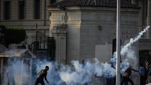 Zusammenstöße in Kairo       -  Demonstranten vor der Universität in Kairo. In Ägypten formiert sich eine neue Protestwelle gegen die Übergangsregierung. Foto: Eman Helal