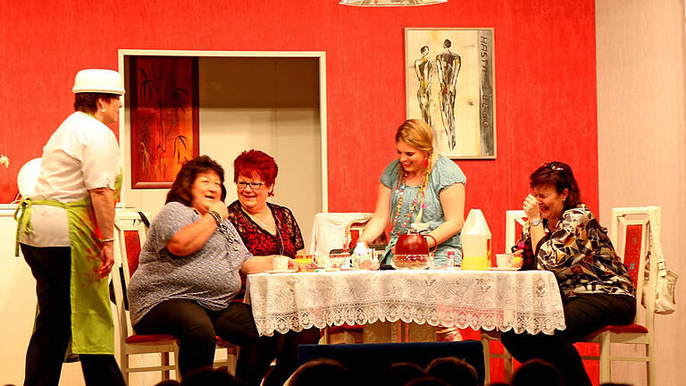 Schnaps- und Dessousprobe verlangen den Laienschauspielern der TSG-Theatergruppe alles ab. Foto: Steffen Vetter       -  Schnaps- und Dessousprobe verlangen den Laienschauspielern der TSG-Theatergruppe alles ab. Foto: Steffen Vetter