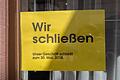 Das Schild an der Türe weist auf die Schließung des Second-Hand-Ladens &bdquo;Sternschnuppe&rdquo; zum Ende des Monats hin.