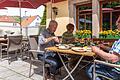 Wie hier im Weinrestaurant Spielberg in Randersacker (Lkr. Würzburg) ist Außengastronomie wieder erlaubt. Die Regeln der Lockerungen in Bayern lassen aber weiter viele Fragen offen.