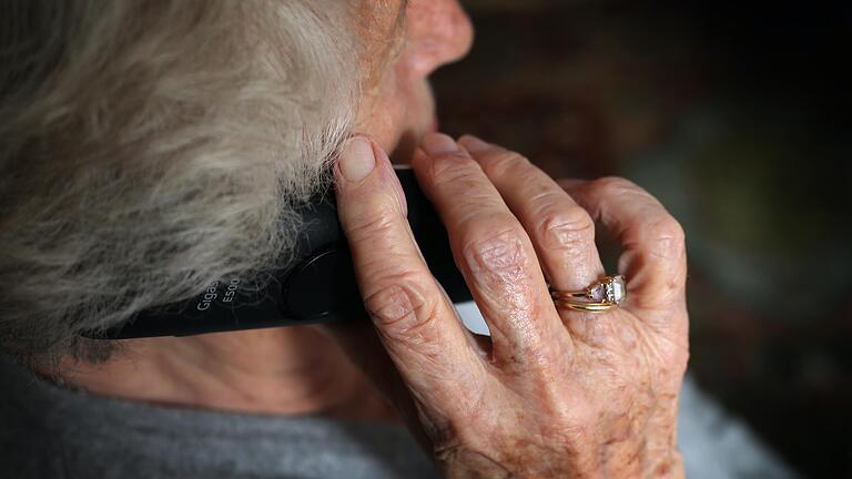 Betrüger rufen bei älteren Menschen an und geben sich als Polizeibeamte aus, um ihnen Geld abzuluchsen. Eine 96-Jährige aus Gerolzhofen hat das noch rechtzeitig bemerkt.