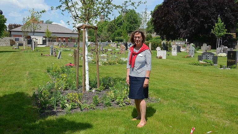 Gabriela Amon, Seelsorgerin am Rhön-Klinikum Campus, vor einem der beiden Gräberfelder für die Sternenkinder am Bad Neustädter Altstadtfriedhof.