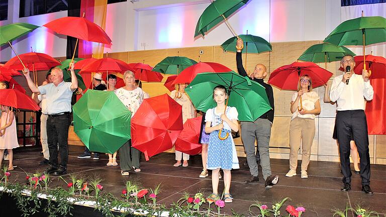 Als Geschenk für alle Teilnehmer des 50-jährigen hatte das Partnerschaftskomitee in Wiesentheid Regenschirme in den Wiesentheider Farben grün und rot.