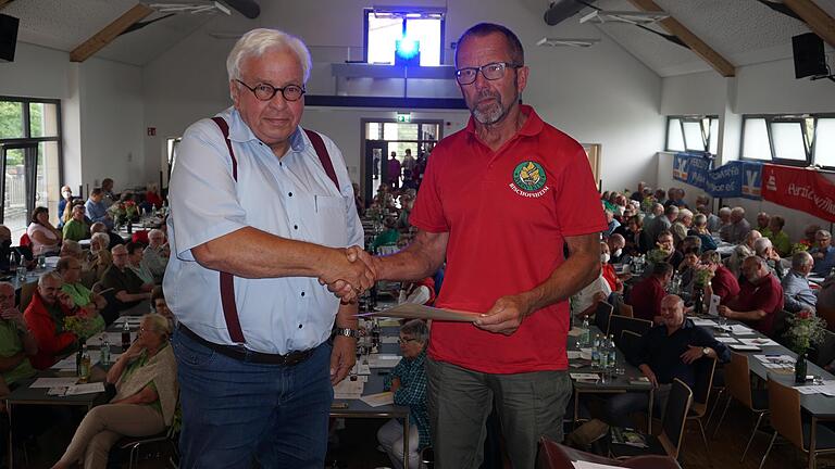 Dieter Büttner (rechts) wurde bei der Hauptversammlung von Rhönklub-Präsident Jürgen Reinhardt mit dem grünen Band der Rhön ausgezeichnet. Büttner ist Vorsitzender des Zweigvereins Bischofsheim und kommissarischer Vorsitzender der Saale-Sinn Region.