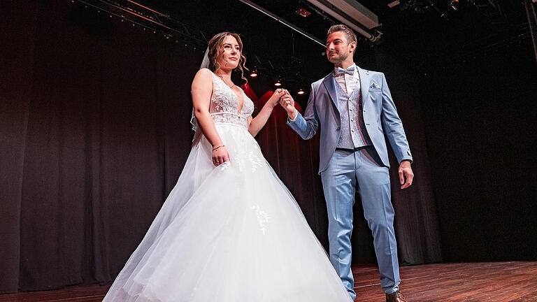 Zahlreiche Menschen besuchen am Sonntag 15.10.23 die Just Married Hochzeitsmesse in den Mainfrankensälen in Veitshöchheim.