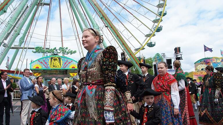 Der Volksfestumzug am Samstag – die Aufnahme stammt aus dem Jahr 2014 – wurde aufgrund der schlechten Wetterprognosen abgesagt. Das Unterfränkische Gautrachtenfest im Festzelt findet statt. Der Volksfestumzug am Samstag – die Aufnahme stammt aus dem Jahr 2014 – wurde aufgrund der schlechten Wetterprognosen abgesagt. Das Unterfränkische Gautrachtenfest im Festzelt findet statt.