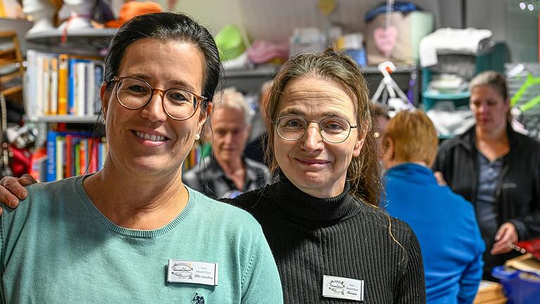 Im 'tauschbar' in Reichenberg bei Würzburg kann man Dinge abgeben oder sich etwas mitnehmen. Alexandra Greser und Marion Koblenz (rechts) sind neben vielen anderen Helfern die Ansprechpartner. Im 'tauschbar' in Reichenberg bei Würzburg kann man Dinge abgeben oder sich etwas mitnehmen. Alexandra Greser und Marion Koblenz (rechts) sind neben vielen anderen Helfern die Ansprechpartner.