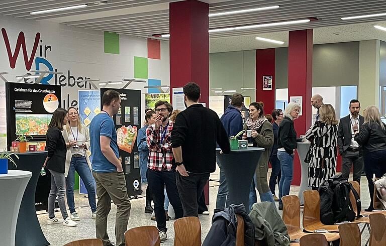 Die Veranstaltung begann mit einem 'offenen Ankommen' in der Aula vor zahlreichen Ausstellungswänden. Die Veranstaltung begann mit einem 'offenen Ankommen' in der Aula vor zahlreichen Ausstellungswänden.