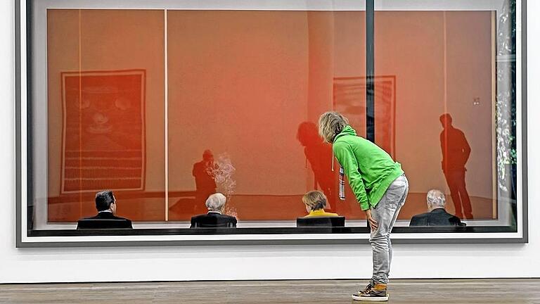 Ausstellung Andreas Gursky       -  Blick auf &bdquo;Rückblick&ldquo;: Vier Bundeskanzler blicken auf ein rotes Kunstwerk, eine Museumsbesucherin blickt auf alles zusammen.