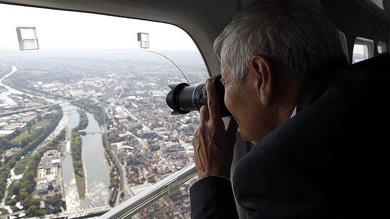 Der Chef fotografiert sein Werk: ZF.-Standortleiter Hans-Jürgen Schneider war sehr angetan von der Aussicht beim Zeppelin-Flug. Der Chef fotografiert sein Werk: ZF.-Standortleiter Hans-Jürgen Schneider war sehr angetan von der Aussicht beim Zeppelin-Flug.