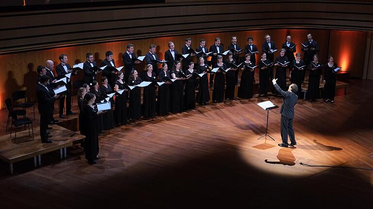 Das Vokalensemble Cantabile Regensburg unter der Leitung von Matthias Beckert lädt zum Dreikönigskonzert in die Stadtpfarrkirche in Haßfurt am 7. Januar ein. Das Vokalensemble Cantabile Regensburg unter der Leitung von Matthias Beckert lädt zum Dreikönigskonzert in die Stadtpfarrkirche in Haßfurt am 7. Januar ein.