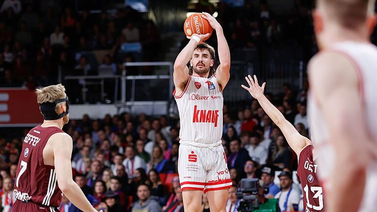 Zac Seljaas von den Würzburg Baskets konnte die Verteidigung des FC Bayern München am Freitag nur selten kontrollieren. Zac Seljaas von den Würzburg Baskets konnte die Verteidigung des FC Bayern München am Freitag nur selten kontrollieren.
