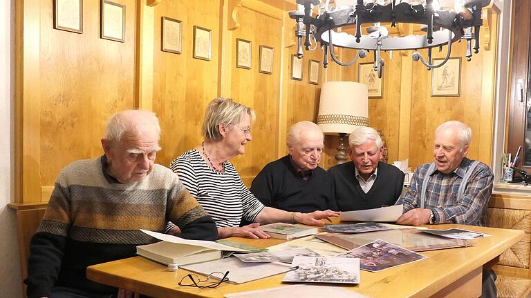 Stöbern immer wieder gerne in alten Fotos aus der Schulzeit (von links): Horst Wirth, Traudel Wirth, Anton Dehler, Erwin Grünewald und Horst Fischer. - Stöbern immer wieder gerne in alten Fotos aus der Schulzeit (von links): Horst Wirth, Traudel Wirth, Anton Dehler, Erwin Grünewald und Horst Fischer. Stöbern immer wieder gerne in alten Fotos aus der Schulzeit (von links): Horst Wirth, Traudel Wirth, Anton Dehler, Erwin Grünewald und Horst Fischer. - Stöbern immer wieder gerne in alten Fotos aus der Schulzeit (von links): Horst Wirth, Traudel Wirth, Anton Dehler, Erwin Grünewald und Horst Fischer.