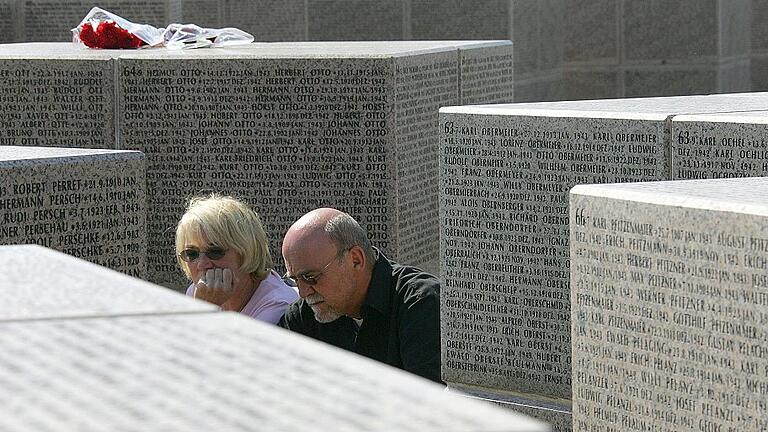 Einweihung des Soldatenfriedhofs Rossoschka       -  Trauer auf dem deutschen Soldatenfriedhof Rossoschka bei Wolgograd. Mehr als 100 000 Namen von verschollenen Soldaten sind in die Granitwürfel eingraviert.
